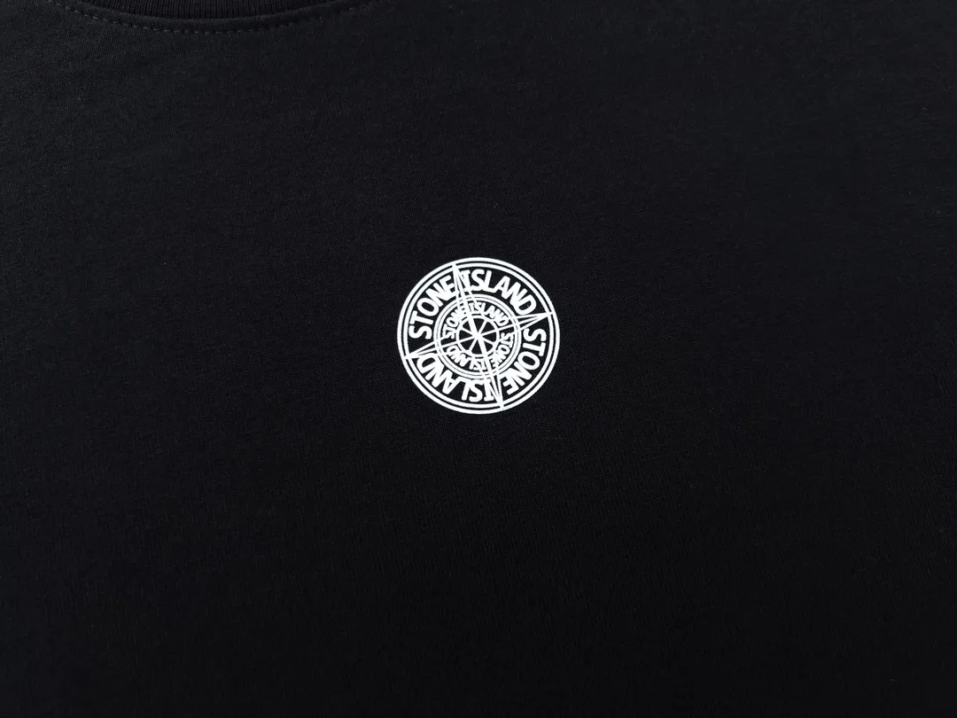 W658#P110💰 [Stone lsland/Stone Island summer printed square 68-15 short-sleeved T-shirt] ⚠️[Original creation with high control of details] -Made of 230g combed cotton 32-count double yarn, soft and comfortable to the touch, sweat-absorbent and breathable. -Simple basic and versatile style, original single quality, the first choice for couples. -Made in a large factory, four needles and five threads on the shoulder, neat alignment, high quality workmanship. -Same style for men and women. Very versatile, one piece for everyone, details are clearly visible. Color: Black White Size: M L